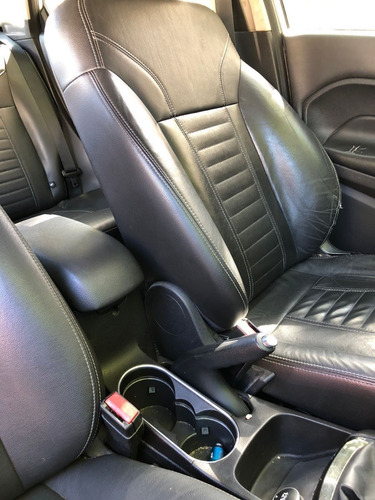 Imagen 10 de 13 de Ford Fiesta Kinetic Titanium Sedan
