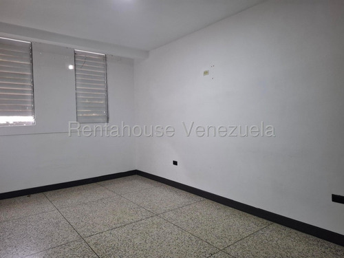 María Martínez Te Ofrece En Alquiler Este Espacioso Local Comercial Al Este De Barquisimeto, Piso De Granito, Área De Cocina, Ideal Para Centro Médico, Estético, Oficinas, Seguridad 24/7.