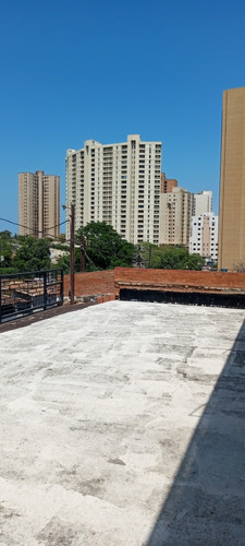 Casa De Tres Pisos En Venta, En Av El Milagro Con Av 5 De Ju