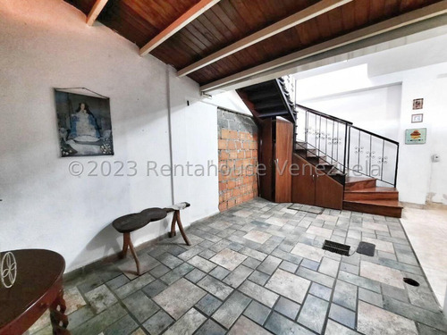 Maria E. Vende Encantadora Moderna Casaduplex Totalmente Amoblada Ubicada En Una Prestigiosa Urbanización Privada. En La Morenera, Lara#25-4097*