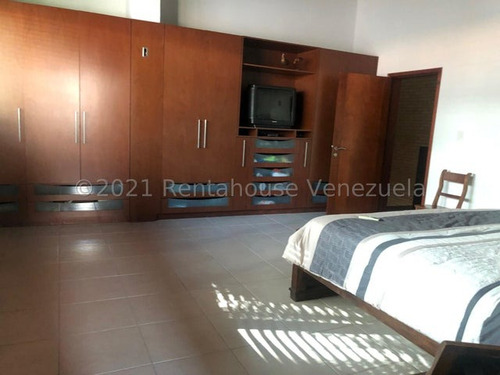 Se Vende Casa Tipo Townhouse Espaciosa, Amplia Inm, Con Cocina Empotrada Concepto Abierto E Integrada A La Sala Y Patio, Pisos De Porcelanato, Pozo Y Planta Electrica 100%. Altos De Guataparo