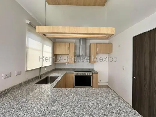 Renta. Casa De 3 Recámaras Con 1 En Planta Baja - Zákia | Rahqro