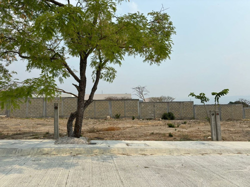 Lote Residencial En Fracc. Oasis Frente A Casa Club