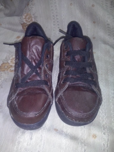 Zapatillas De Cuero Marron Y Zapatos Negros En Buen Estado 