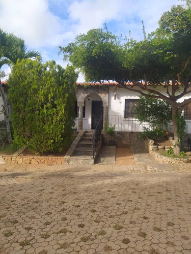 Bella Casa Con Terraza, En El Encanto. 