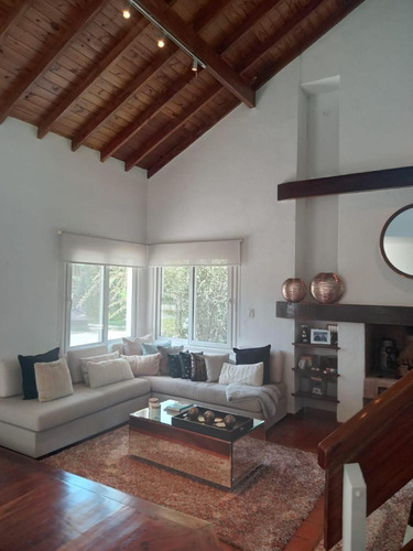 Casa En Venta - 3 Dormitorios 3 Baños - Cochera - 1.100mts2 - Campana