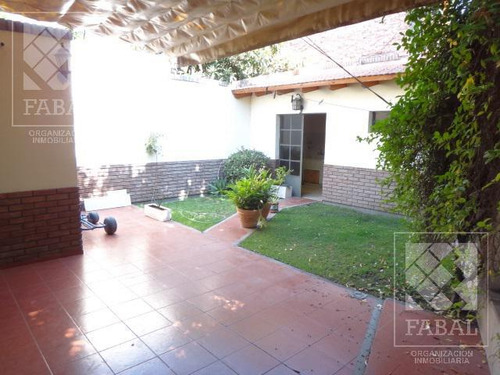 Casa Alquiler O Venta Santa Genoveva, 3 Dormitorios, 3 Baños, Quincho-garaje Y Jardín