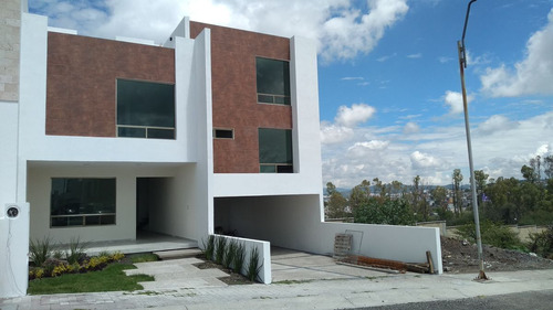 Residencia En Colinas De Juriquilla, 4 Recamaras, 4.5 Baños,