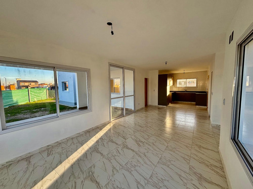 Venta Casa 2 Dormitorios Otros Barrios Con Cochera