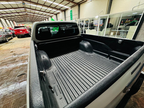 Mitsubishi L200 2.4 Cabina Doble 4x2 Mt