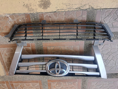 Mascarilla Para Toyota Fortuner. Reciclada