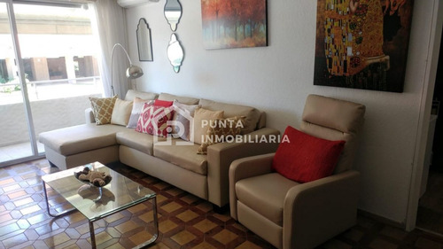 Imagen 4 de 12 de Apartamento De 2 Dormitorios Frente Al Mar En Venta, Playa Mansa