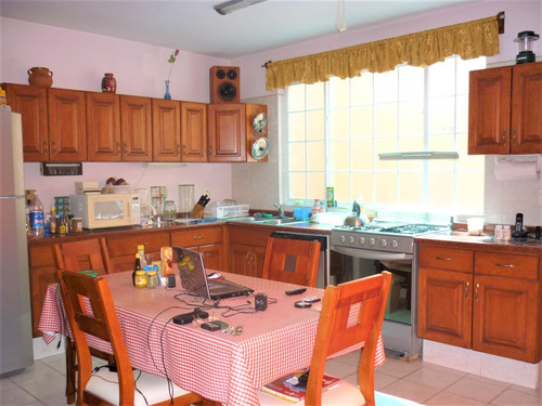 Imagen 5 de 14 de Una Casa Reforzada Con 4 Columnas.