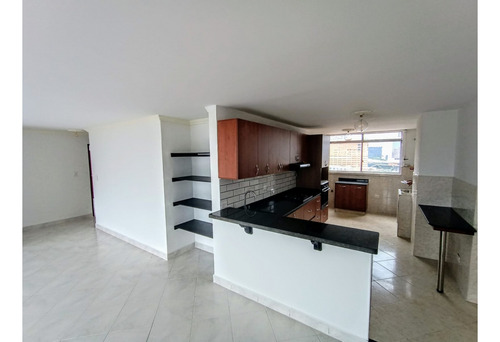 Amplio Apartamento Con Excelente Ubicacion En Medellin La Candelaria