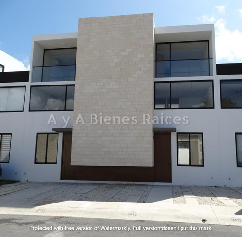 Imagen 3 de 30 de Casa En Venta De 3 Recámaras, 3 Niveles En Paraíso, Residencial Playa Del Carmen, Playa Del Carmen.