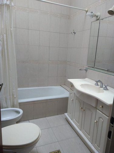 Casa En Venta - 4 Dormitorios 2 Baños - 150mts2 - La Plata
