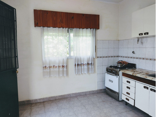 Casa Con Garaje Descubierto, Amplio Frente, Fondo Con Árboles Frutales Y Quincho