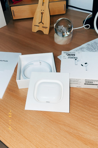 Apple AirPods 3ra Generación Con Caja De Carga Blanco (Usado)