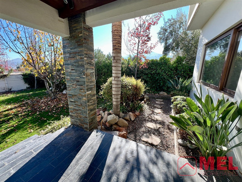 Casa En Arriendo De 5 Dorm. En Colina
