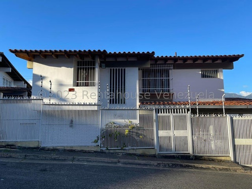 Casa Con Vista A El Avila En Venta En Santa Paula 24-8396 