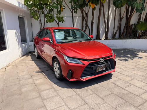 Toyota Yaris 4p Sedán Base L4/1.5 Man