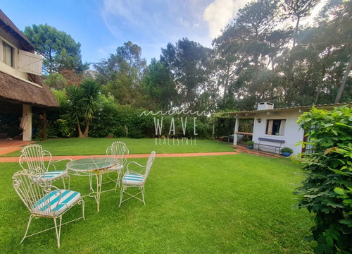 Venta De Casa De 3 Dormitorios, 3 Baños + Casa De Huéspedes En Pinares, Playa Mansa, Punta Del Este.