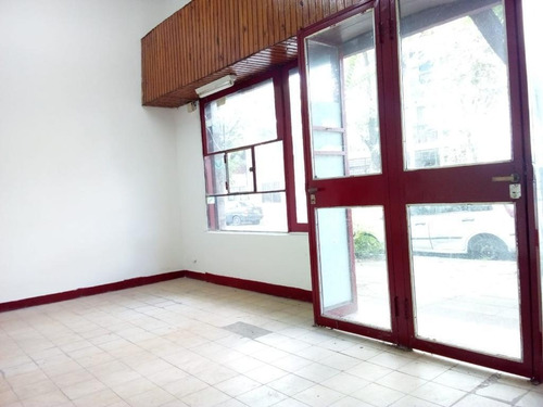 Imagen 3 de 10 de Local Villa Santa Rita Limite Con Floresta, Al Frente, 27.47 M2 Totales, Doble Vidriera