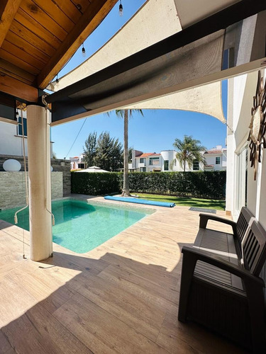 Casa Grande Con Alberca Privada En Fracionamiento Cerrado