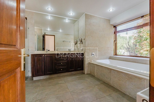 Casa En Arriendo De 5 Dorm. En Lo Barnechea