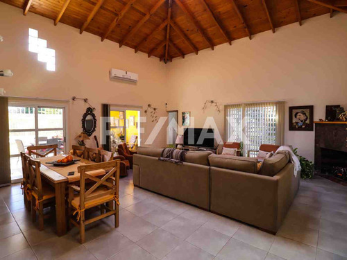 Venta Casa Con Pileta En Villa El Chocon Neuquen