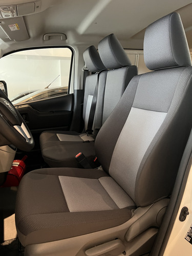 Toyota Hiace 2.8 Tdi Furgón 6at L1h1 3a 4p