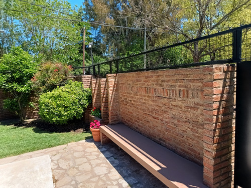 Casa Impecable, Con Piscina, Quincho Y Gimnasio, 278 M2 De Luz Y La Mejor Ubicacion Te Esperan !