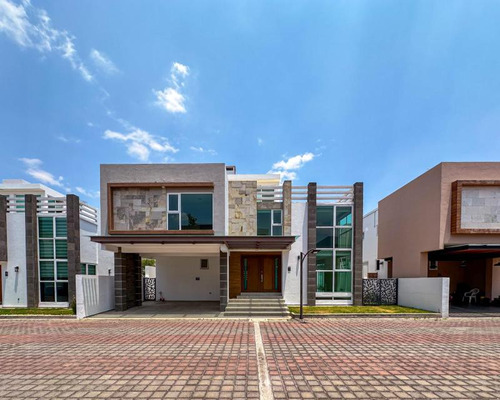 Casa En Venta En Metepec Con 5 Habitaciones, Sótano Y Roof Garden