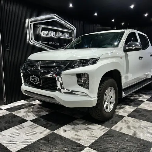 Mitsubishi L200 2.4 GLX 4x2 Mt