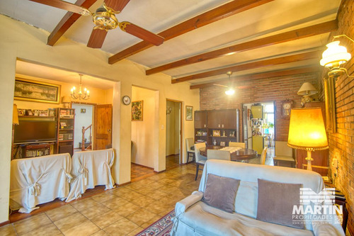 Casa 6 Ambientes, Suite, Escritorio, Cochera, Jardín Con Pileta Y Terraza.