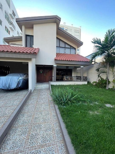 Casa En Venta De 3 Habitaciones Con 4 Parqueos En Los Cacicazgos 