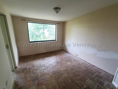 Espectacular Casa De 800 M2 De Construcción Y 1.300 M2 De Terreno, Con Vista Al Prestigioso Campo De Golf. Amplios Espacios, Todos Con Vista Al Campo De Golf, Muy Bien Distribuida, Jardines, Anexo