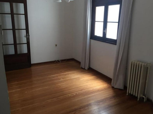 Alquilo Cómodo Apartamento En Edificio De Estilo, 2 Dormitorios, 2 Baños Y Terraza Lavadero, Ubicado En Palermo.