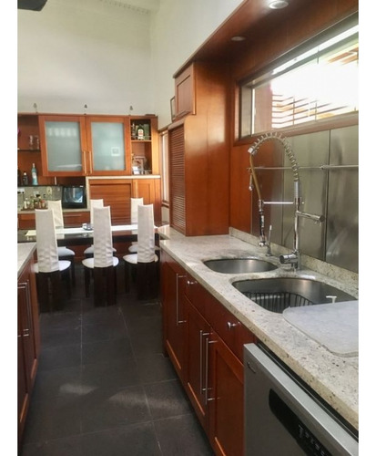 En Venta Casa 680m2 6h/6b/11p Cerro Verde 6194