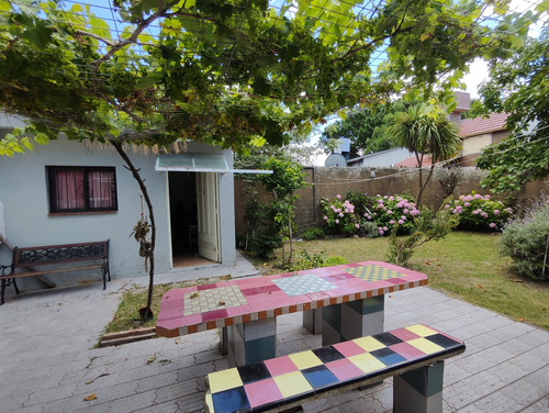 Amplio Chalet 4 Ambientes Con Cochera Y Patio!!!