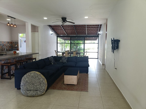 Venta De Casa De Un Piso En Baspul De 3 Recámaras, Semi Amueblada