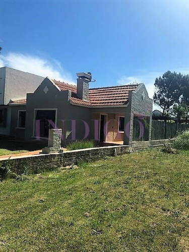 Cómoda Casa En Alquiler En Manantiales, Amplio Jardín Con Buen Parrillero.- Ref: 330