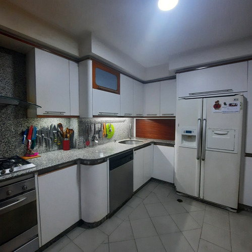 Oportunidad De Inversión, Amplio Y Confortable Apartamento, Urb Los Mangos , Al Lado De La Clínica Ieq, Valencia Edo Carabobo. Nereida Rosales