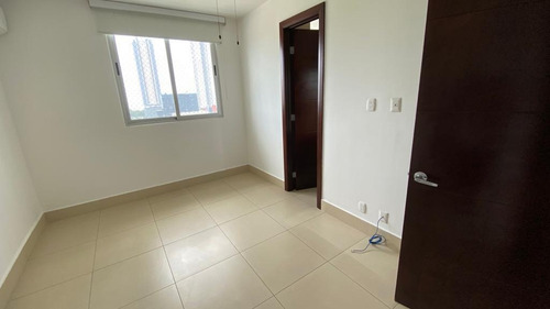 Venta De Apartamento En Ph Breeze, Costa Del Este 21-2715