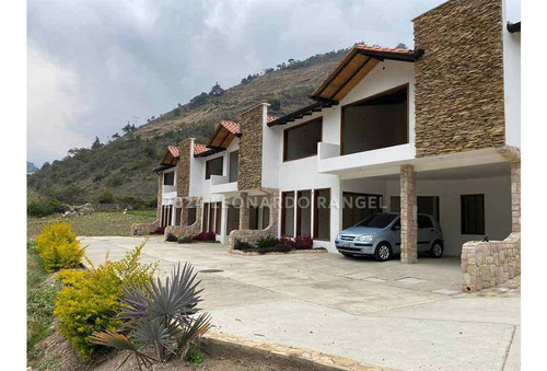 Se Vende Townhouse De 238 M² En Timotes, Mérida.