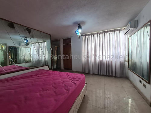 Pent House En Venta De 2 Niveles, Con Amplios Y Ventilados Espacios En San Bernardino, 25-4833