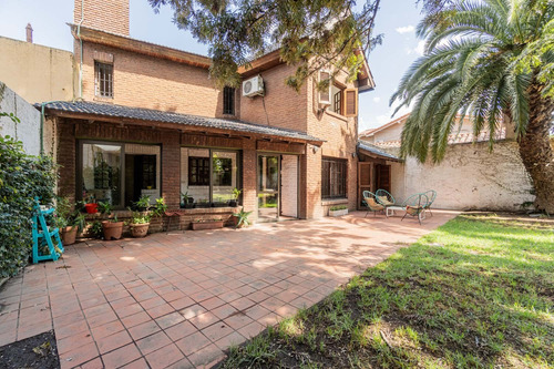 Casa Con Parque Y Pileta En Venta Av. Del Libertador 700, Castelar, Partido De Morón, Pba