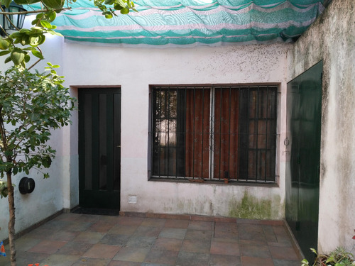 Casa De Pasillo Única Con Patio Y Jardín