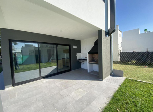 Casa En Venta - 2 Dormitorios 2 Baños - Cochera - 280mts2 - Manuel B. Gonnet