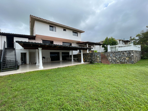 En Venta Casa De 1.000m2 En Cumbres De Curumo